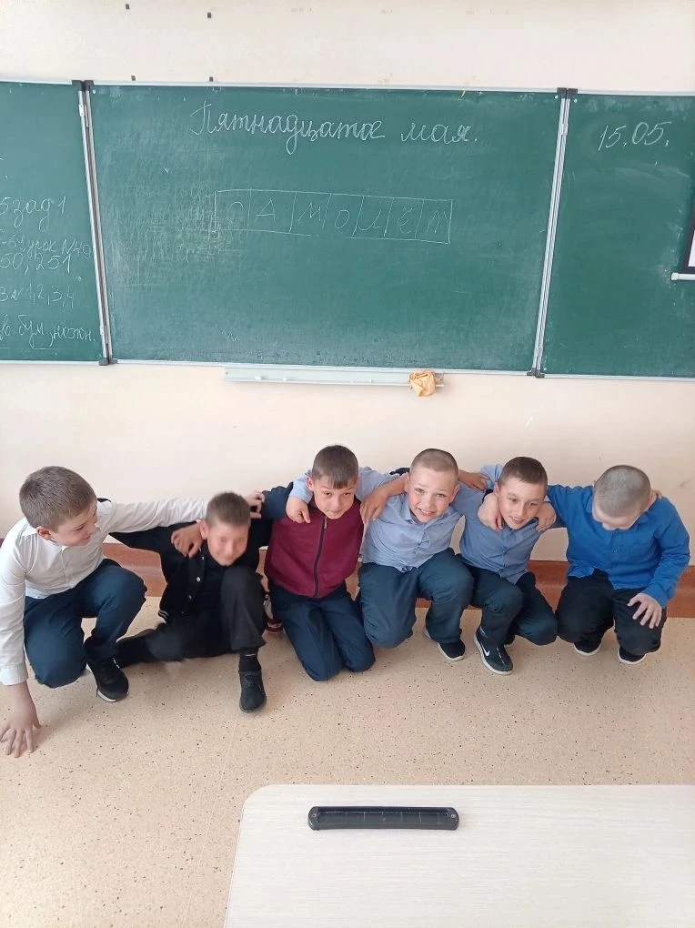 Юные туристы весело проводят занятия: не только познают азы туризма, но и увлекательно играют, напри