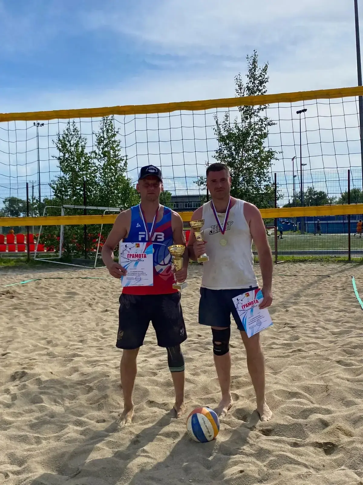 Наши парни первые 💪

🏐Межмуниципальный турнир по пляжному волейболу среди мужских команд, посвящен