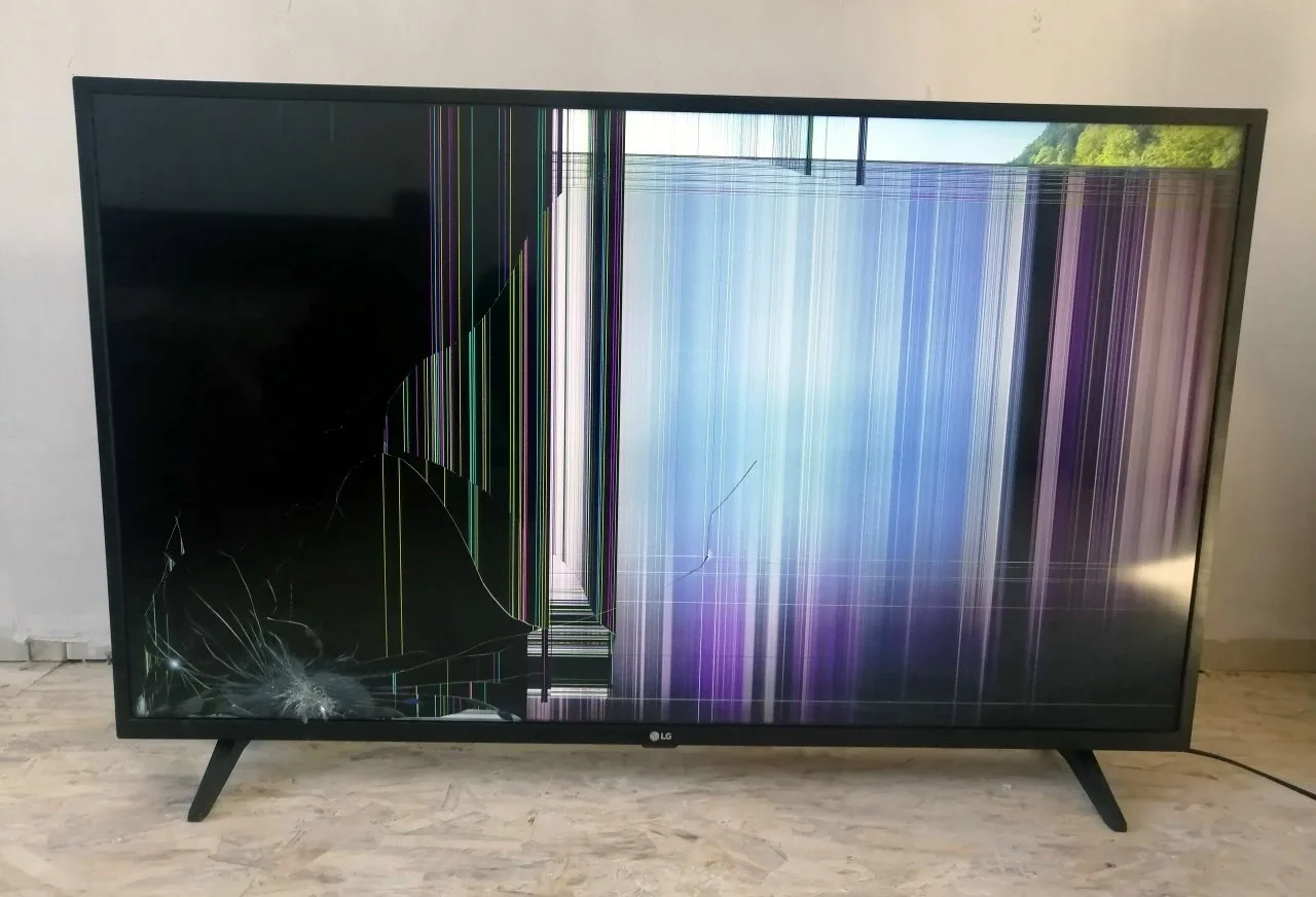 Продам телевизор LG 43UP75006LF Smart TV. Упал, состояние экрана видно на фото. Писать в личку @id20