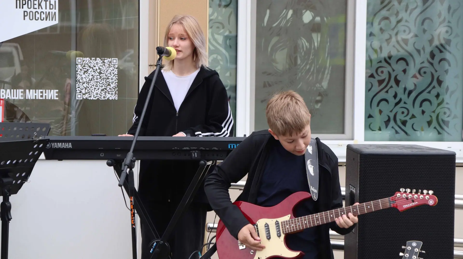 🎸 7 июня в нашей школе состоялся отчётный концерт эстрадного отделения. В этот день со сцены звучал