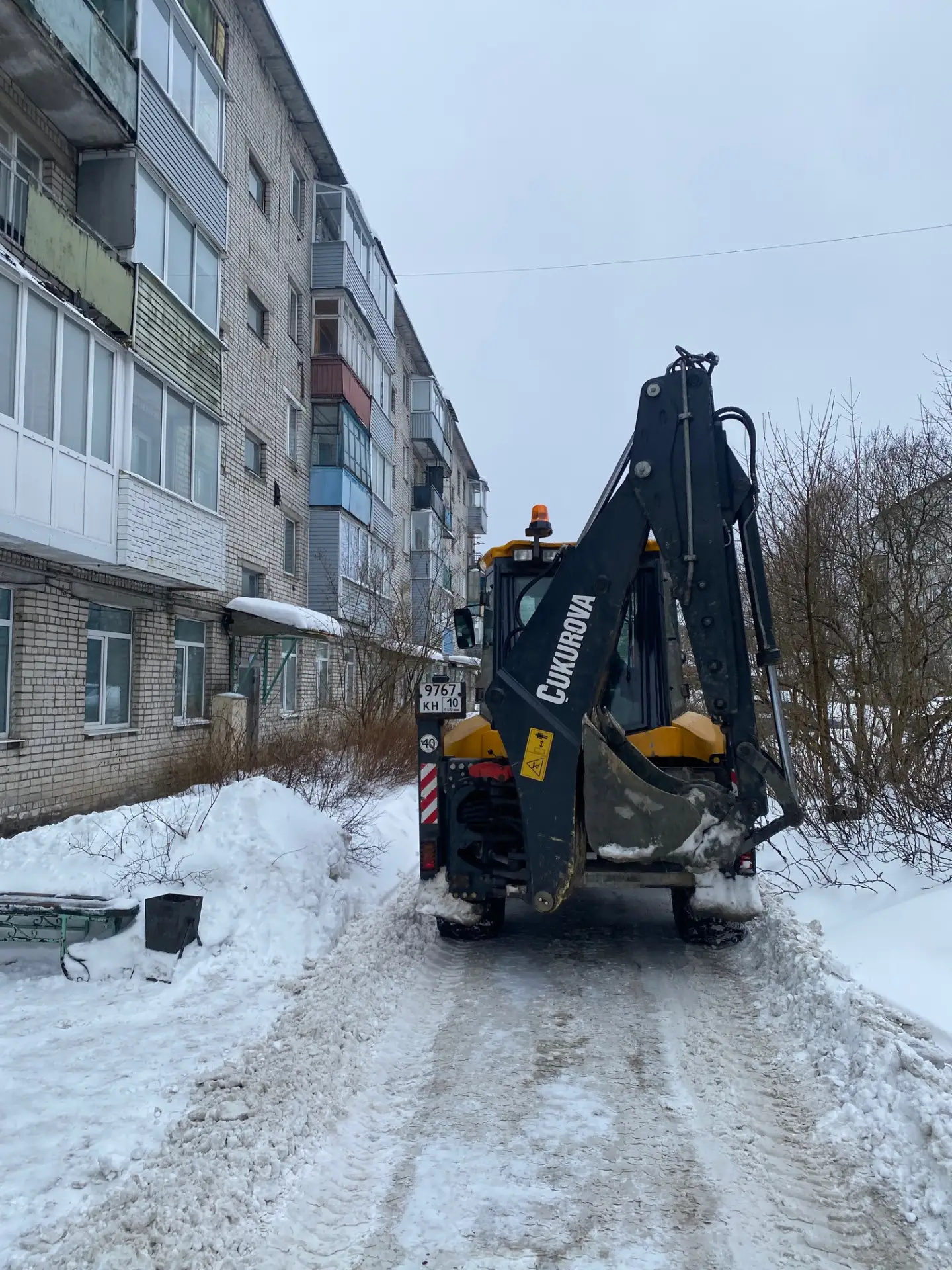 С раннего утра пятницы сотрудники управляющей компании и спец техника приступили к уборке снега на п
