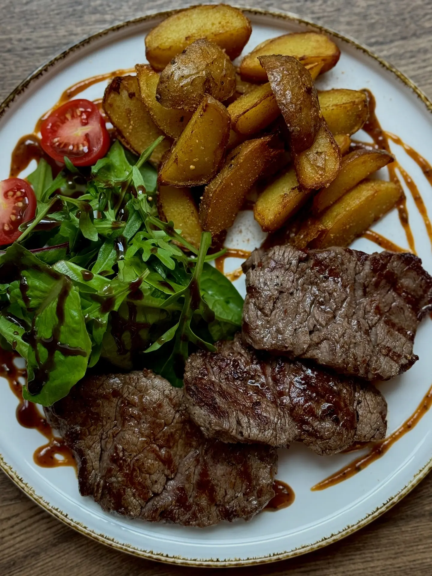 Настоящий шедевр для ценителей мяса! 🥩

🤤 Нежнейшая говяжья вырезка премиального качества в пикант