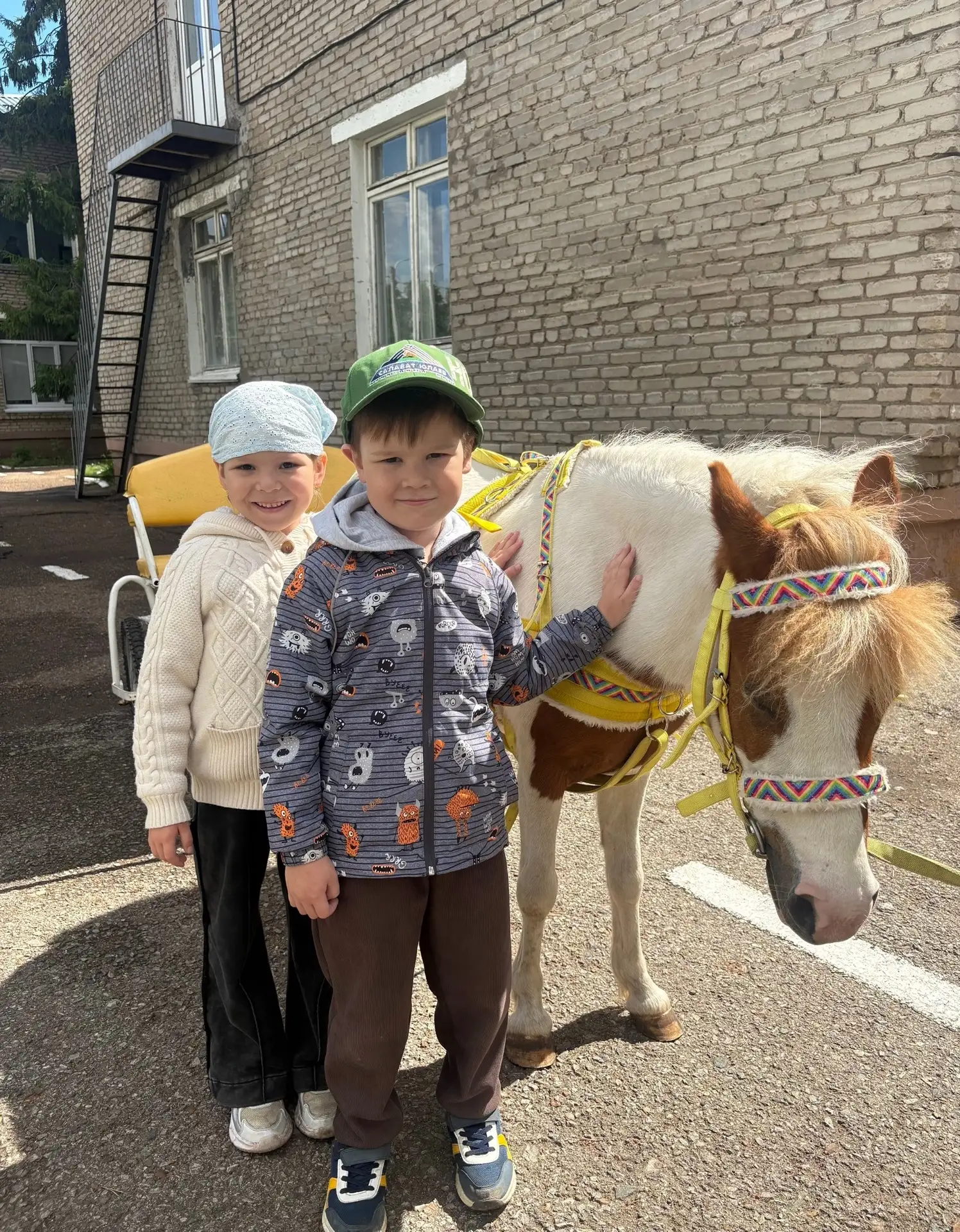 🐎 Незабываемый день в детском саду!
В гости к ребятам приехали очаровательные пони! 
🦄 Дети с вост