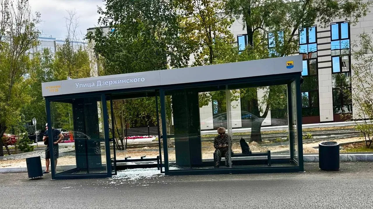 В Сургуте вандалы разбили стекло новой теплой остановки

Неизвестные разбили стекло в новом останово