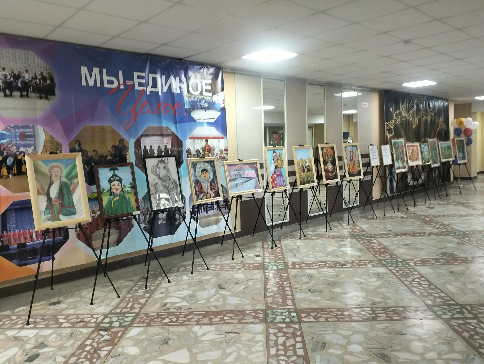 Дорогие друзья! Предлагаем вашему вниманию выставки итоговых работ учащихся выпускных классов художе