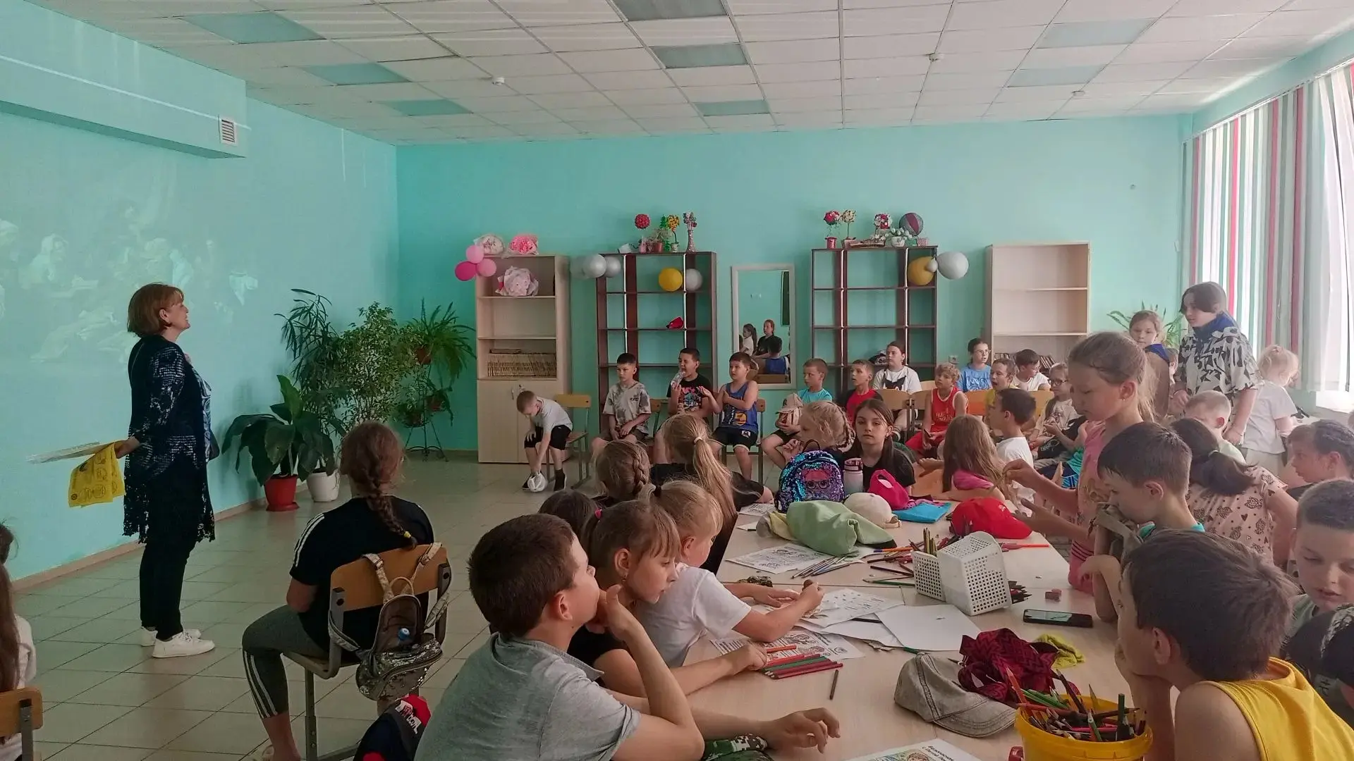 В рамках акции «Могу чувствовать» ребята из летнего лагеря «Дружба» рассмотрели картину Жан-Батиста 