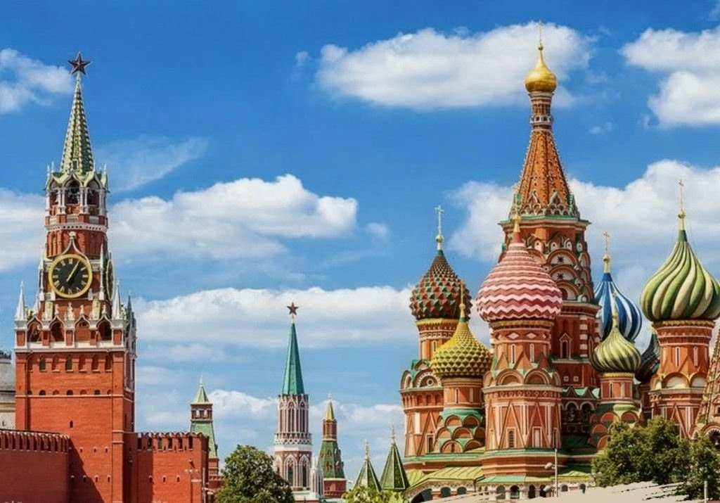 День России — государственный праздник, который отмечается 12 июня. Он символизирует единство многон
