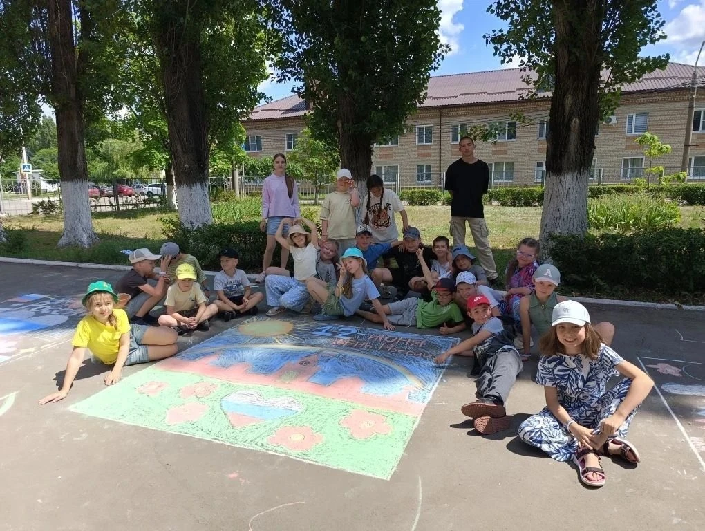 ДРУЖНЫЕ РЕБЯТА

Сегодня в нашем лагере «Дружные ребята» прошёл невероятно насыщенный день в рамках п