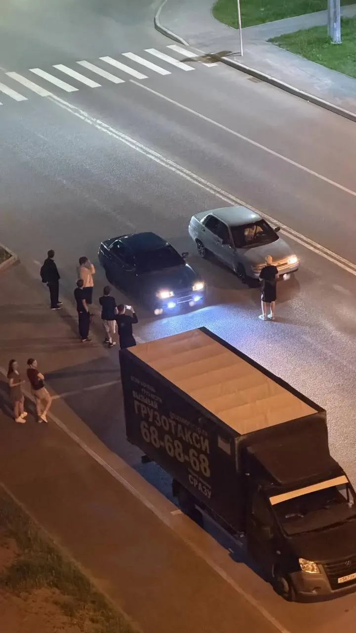 Каждый вечер, с 22.30 до 00.00 часов, устраивают заезды на автомобилях и питбайках по улице Народной