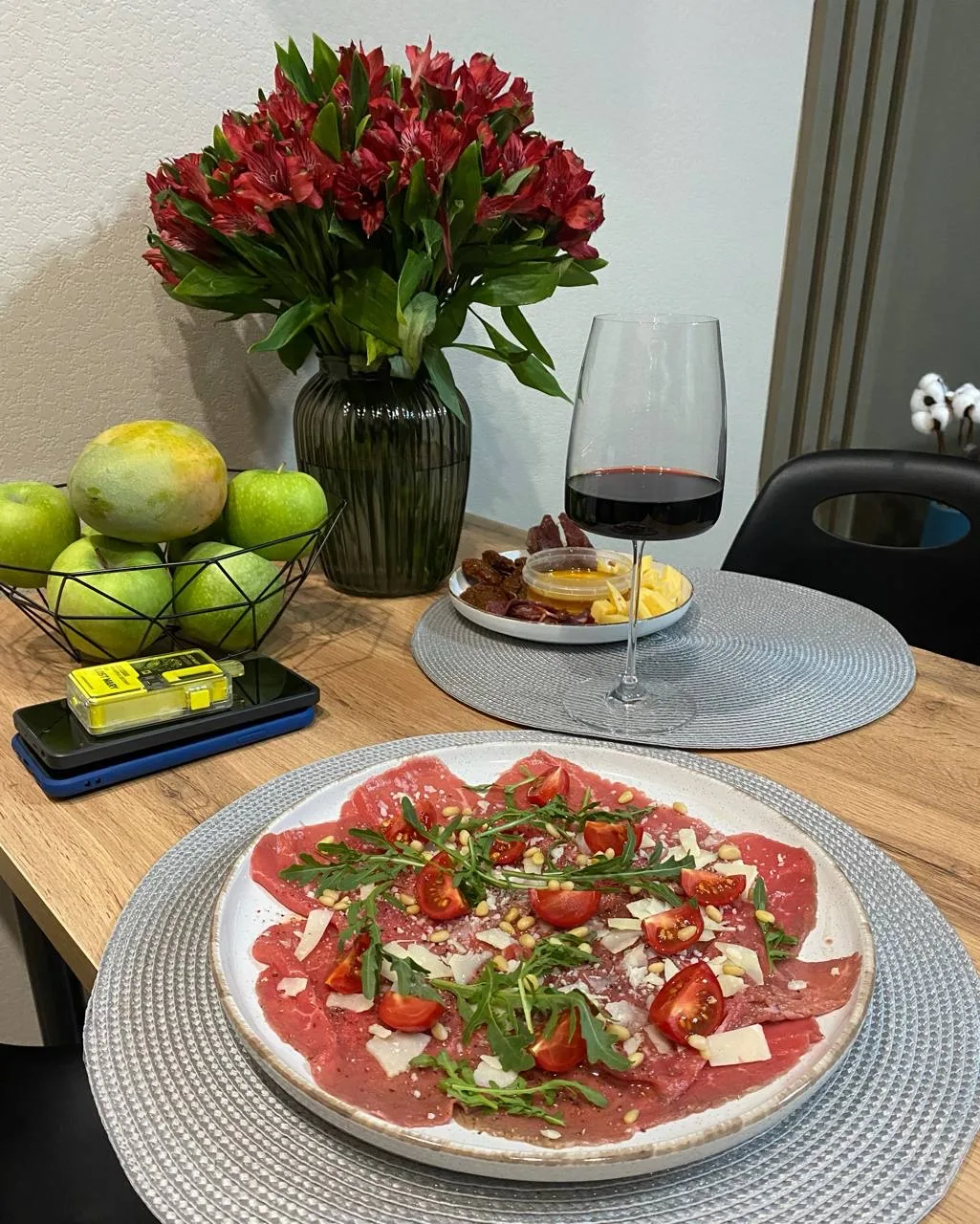 Моя идеальная закуска под бокал красного🍷

Многие привыкли считать, что карпаччо - это чисто рестор