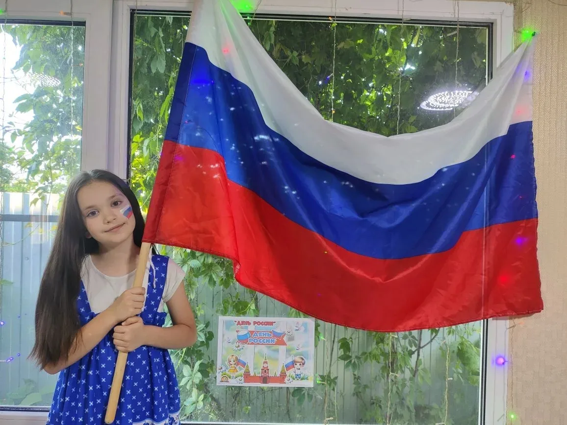 Керимова Амина, учащаяся 2 «А» класса приняла участие в Акции «Флаги России».