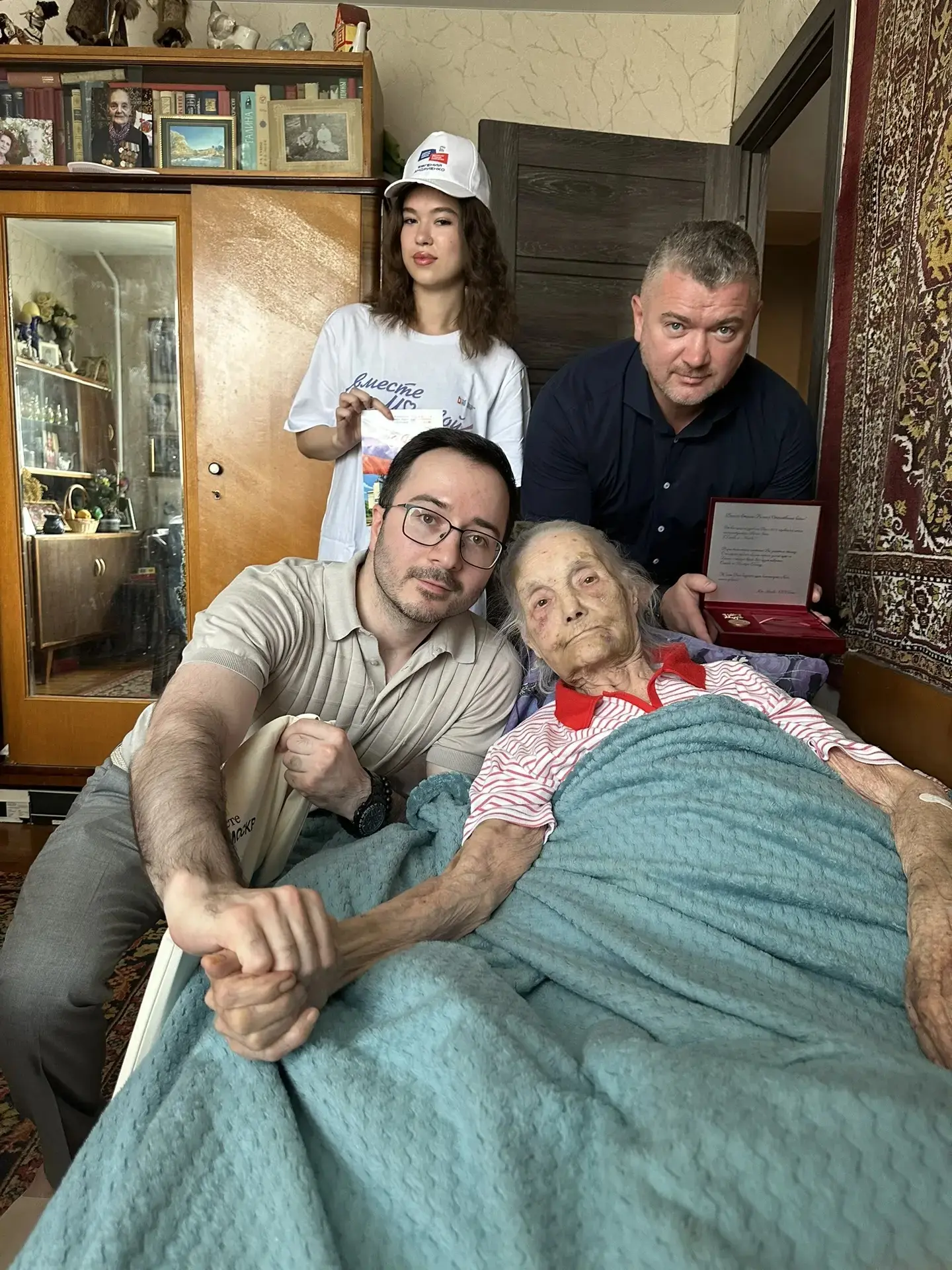 В районе Очаково-Матвеевское навестили Маргариту Михайловну Зайцеву. Вручили ей памятный нагрудный з