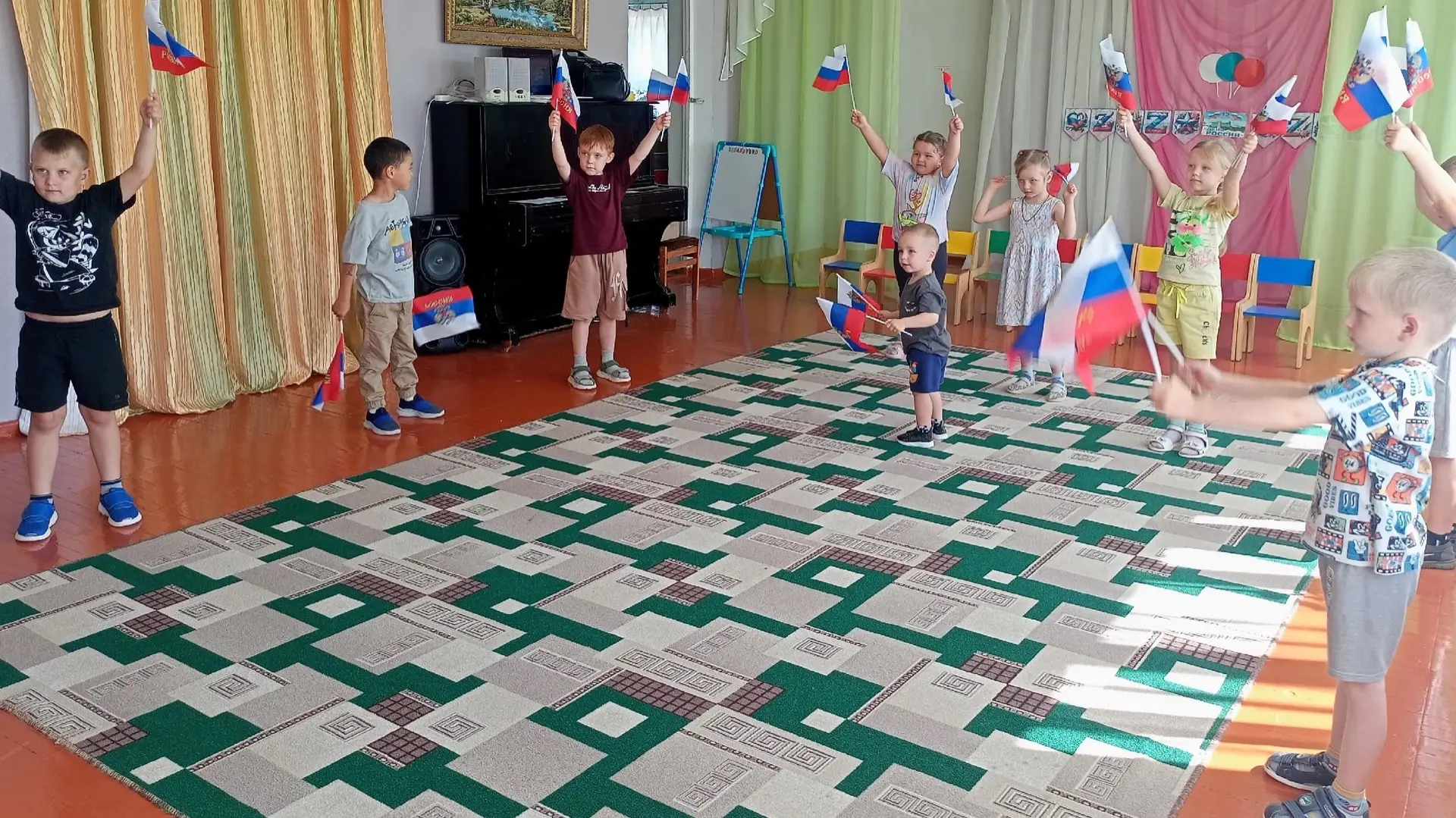 День России наступает,
Все друг друга поздравляют!
Флаги, шарики, цветы!
Праздник встретим я и ты!
С