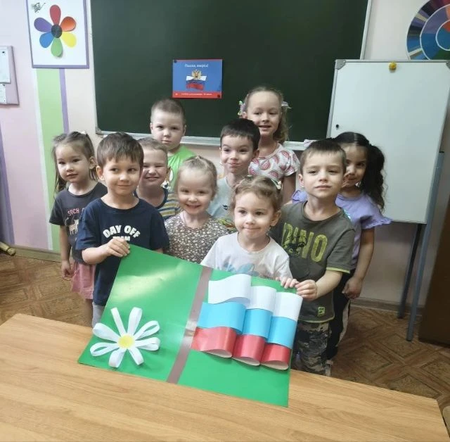 В преддверии Дня России малыши группы «Аленький цветочек» порадовали творческой коллективной работой
