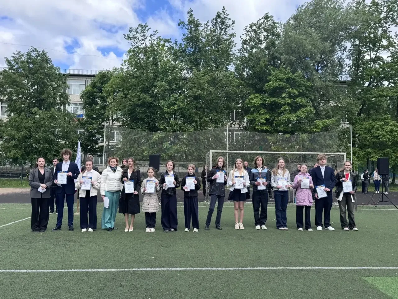 ✨ЕСЛИ ЗВЕЗДЫ ЗАЖИГАЮТСЯ…✨

26 мая на стадионе нашей школы прошла заключительная торжественная линейк