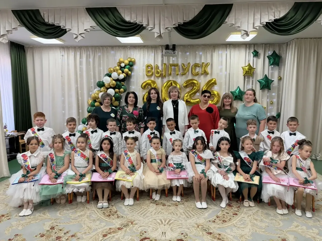 Ура-ура! Наши маленькие звёзды сегодня — выпускники! 🌟

Прощай, песочница, здравствуй, школьная пар