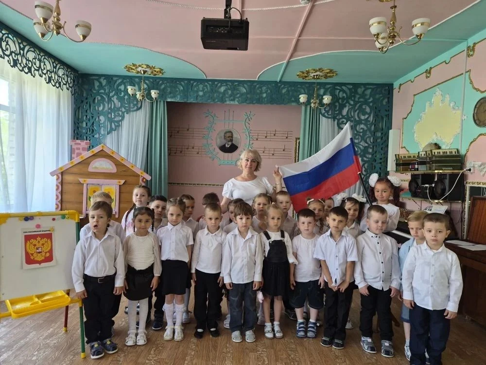 В преддверии Дня России в старшей группе #Любознайки прошла тематическая неделя «Моя Родина — Россия