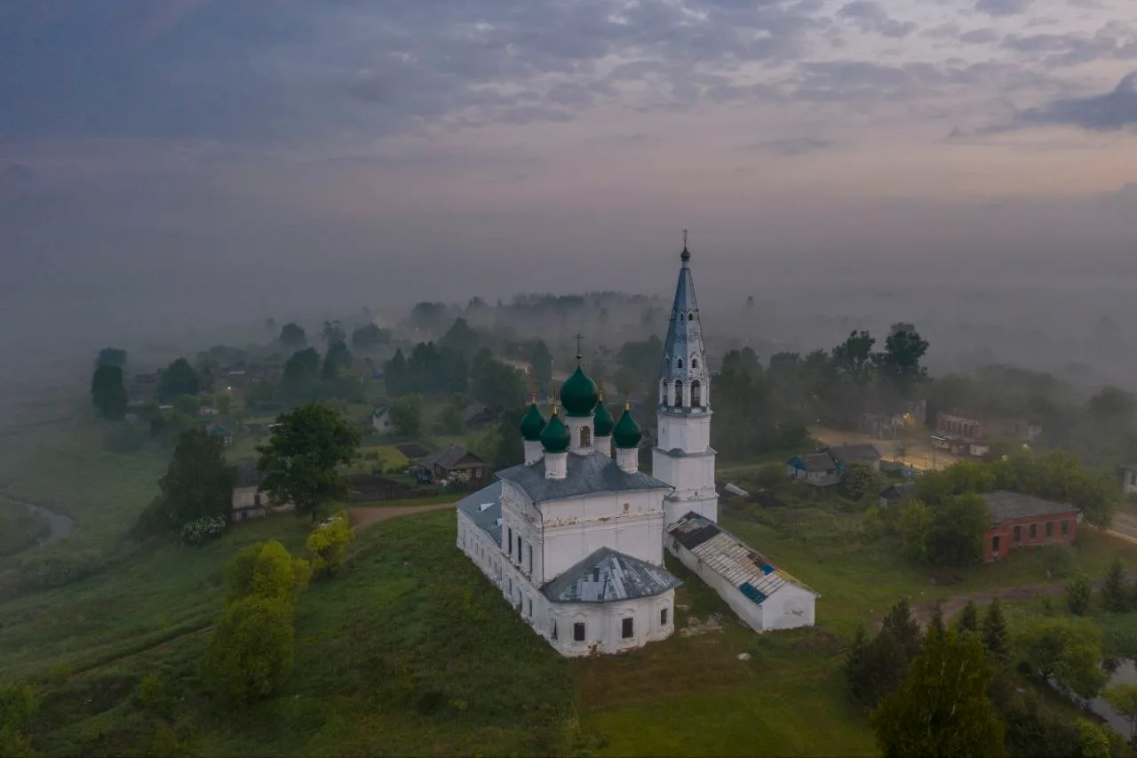 😳 Село Осенево на окраине Ярославской области

Такие места можно пролететь на машине и не заметить 