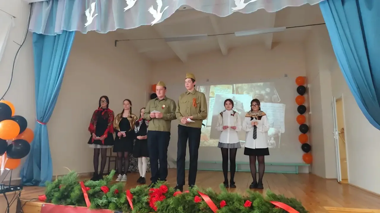 В Манзурской школе состоялся праздничный концерт,посвящённый Дню Победы.
Ученики разных классов подг
