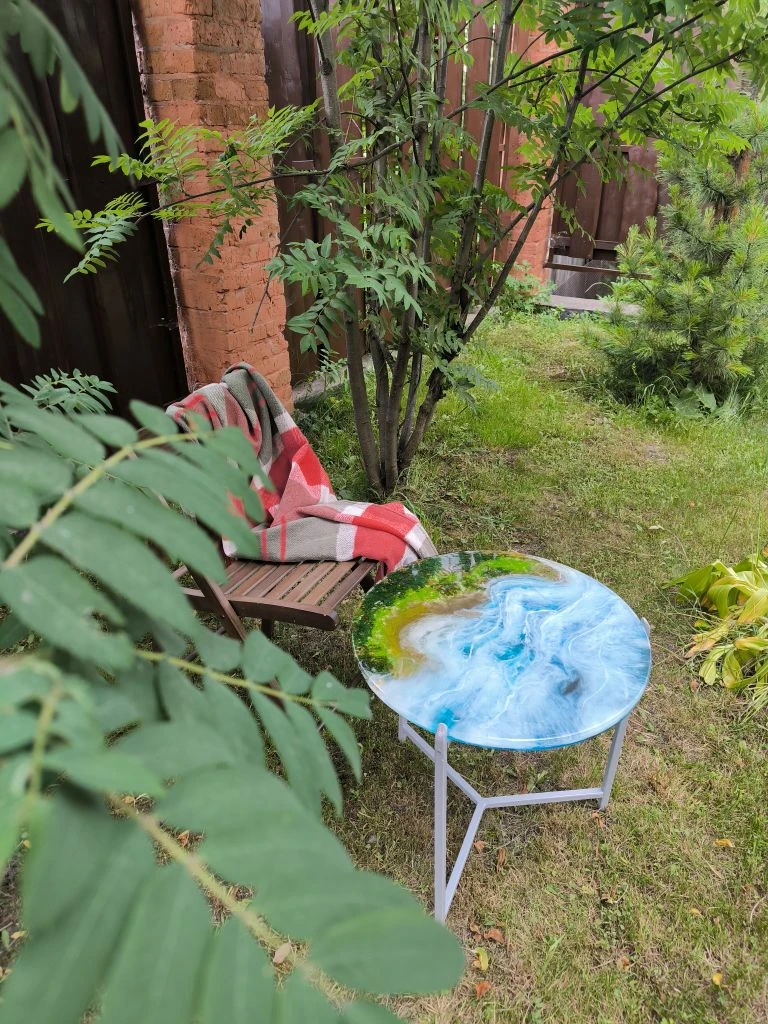 Ах, закончена работа.
И в кусочке моря отражается летнее небо.
Как приятно выпить чашечку чая и насл