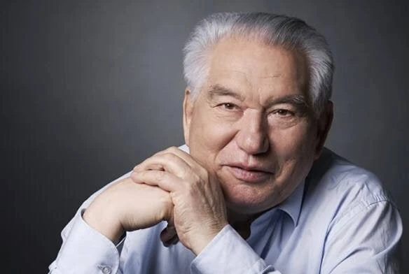 «Желудок умнее мозга, потому что желудок умеет тошнить. Мозг же глотает любую дрянь».

- Чингиз Айтм