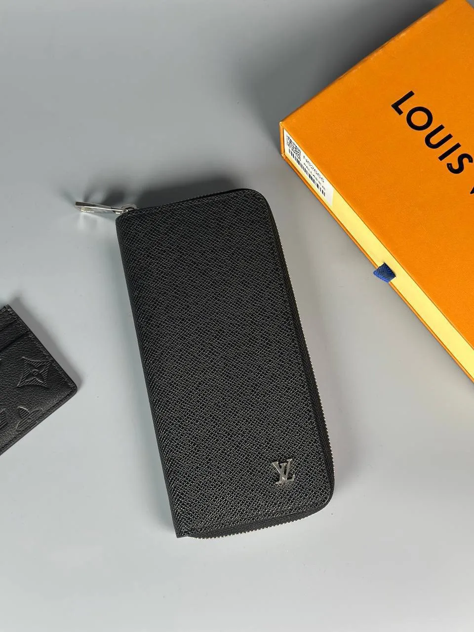 Кошелек Louis Vuitton 

В купюрнике от LOUIS VUITTON
найдете идеальное сочетание функциональности и 