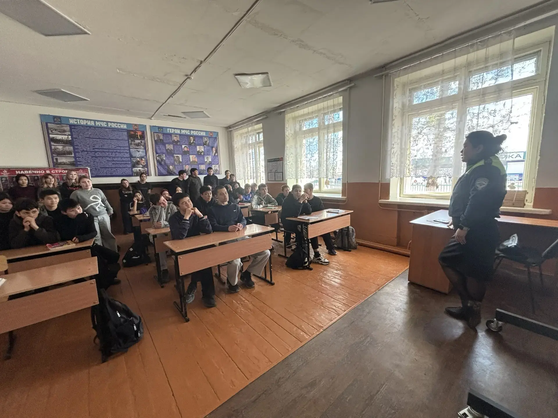 Встреча с инспектором: восьмиклассникам напомнили о правилах управления мототранспортом
🚦 Безопасно