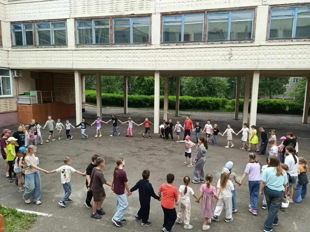 🌈✨День в детском лагере дневного пребывания «Радуга» начался с утреннего сбора, на котором всех реб
