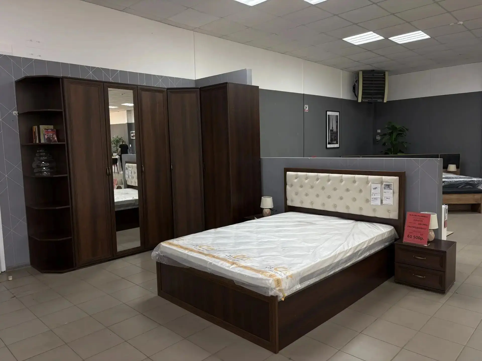 Спальный Гарнитур Афина
Кровать (Спальное место 140/200) 
2 прикроватные тумбы 
Шкаф 3-х дверный
Тор