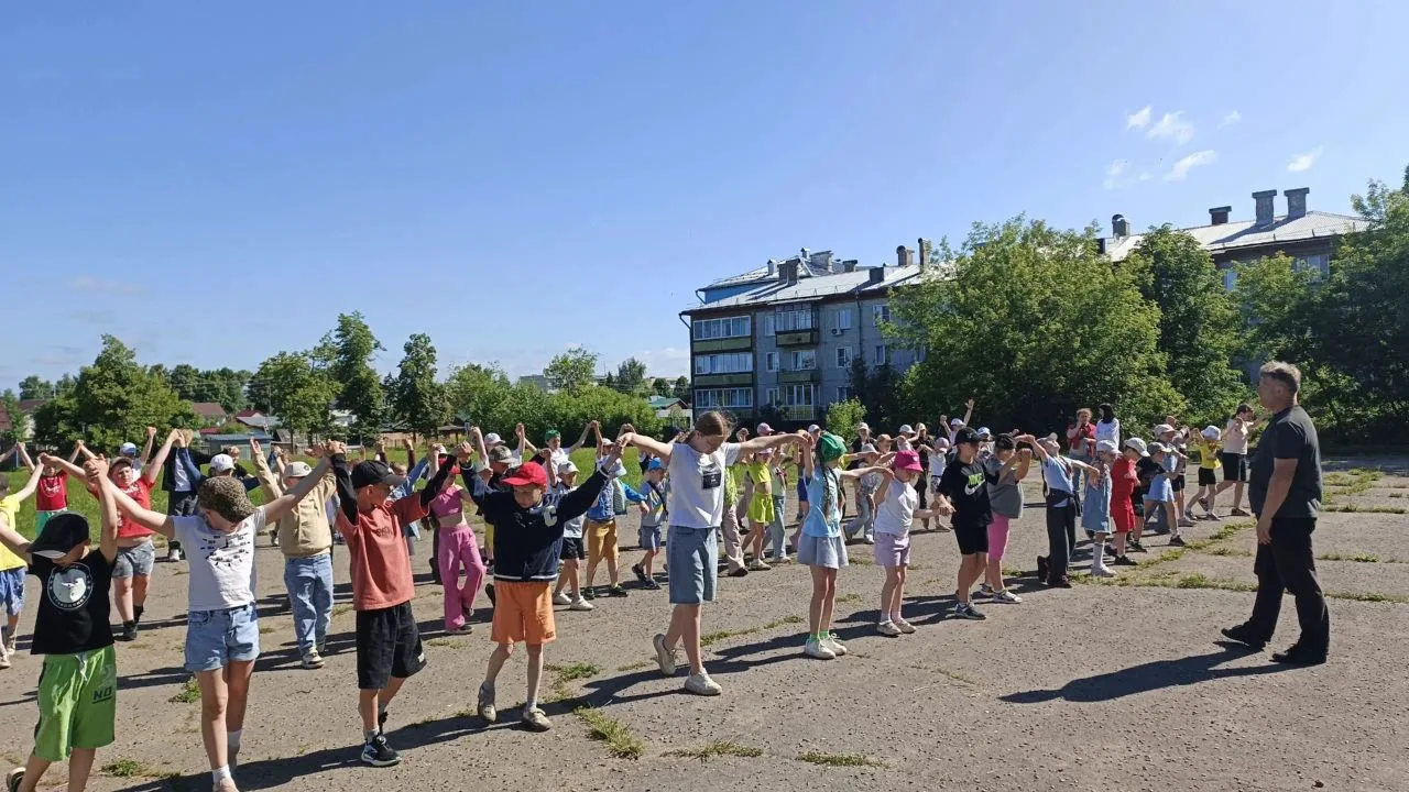 10 июня —  в нашем лагере сладкий и активный День мороженого! 🍦☀️
    Начали утро с бодрой разминки