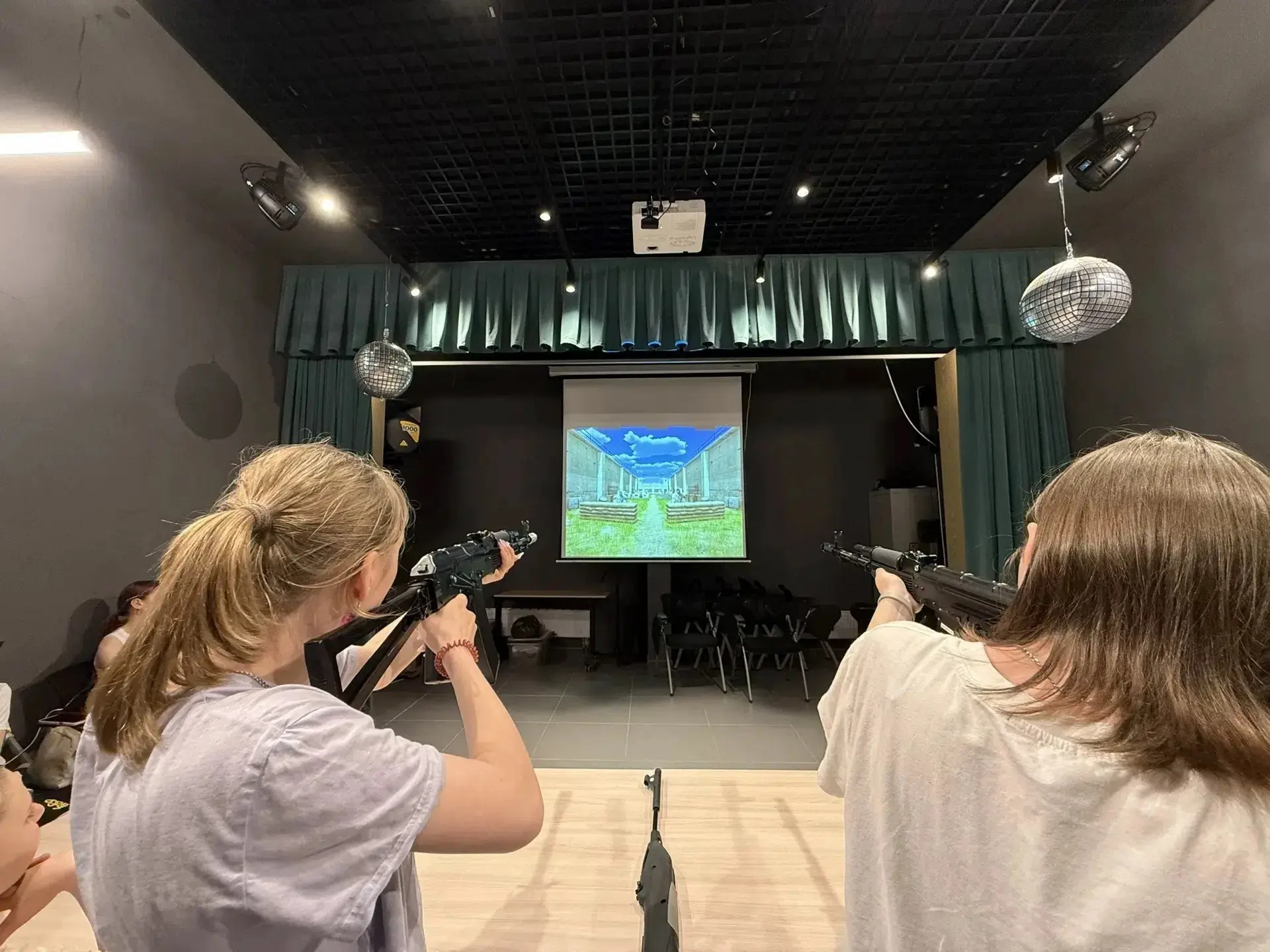 🎯💥 В яблочко! 💥🎯 
 
5 июня ребята нашего лагеря отправились в молодежный клуб «М-51», где их жда