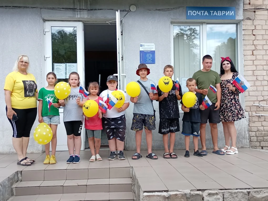 «В сердцах — гордость, в руках — триколор! 🇷🇺✨ В преддверии Дня России Таврийская сельская библиот