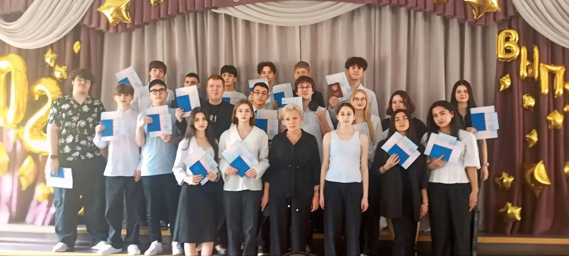 🎓 С праздником, наши дорогие одиннадцатиклассники! 
Сегодня — особенный день: мы торжественно вручи