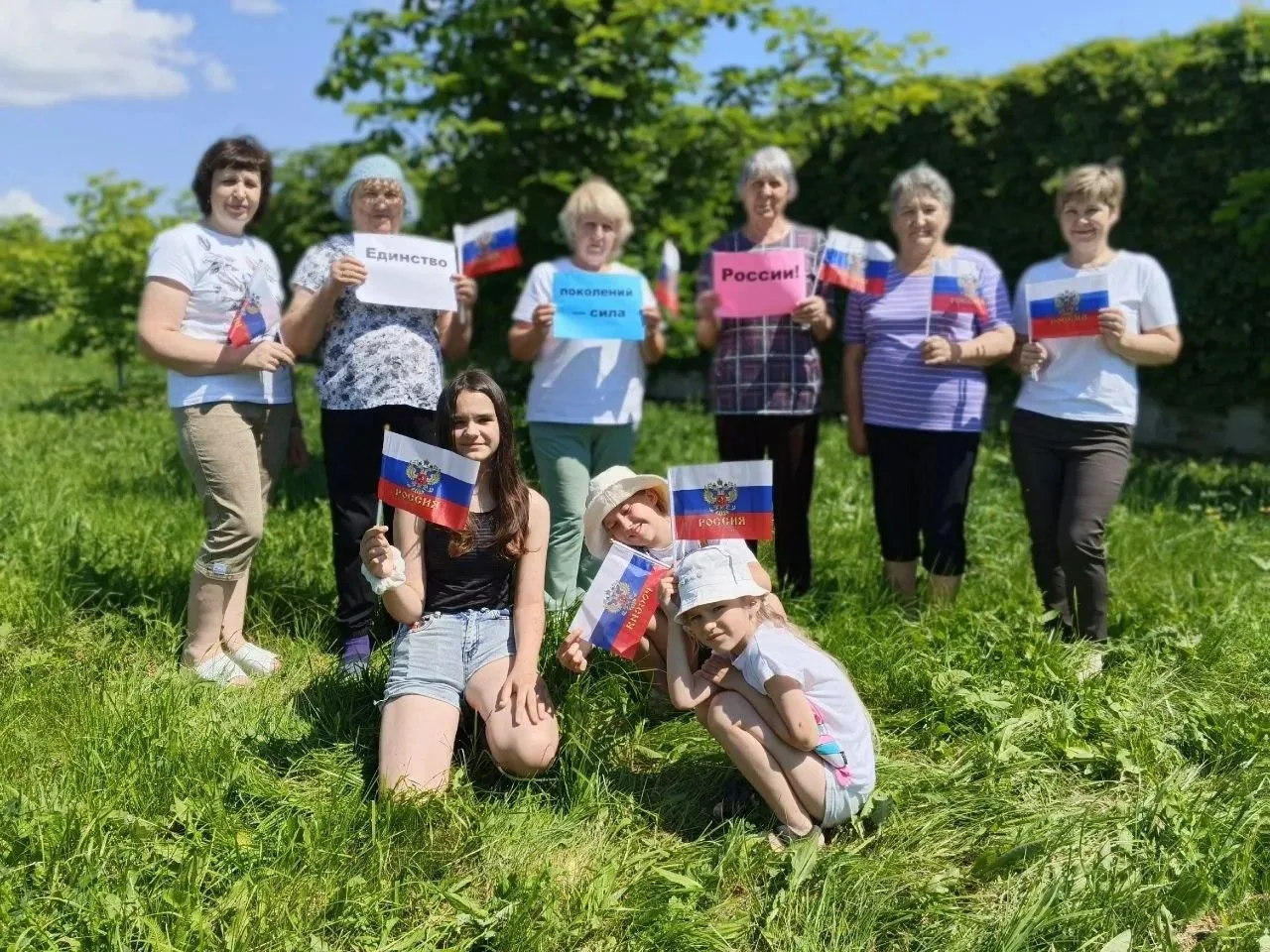 Единство поколений в действии!

В преддверии Дня России специалист Центра Кузнецова Т.А. провела спо