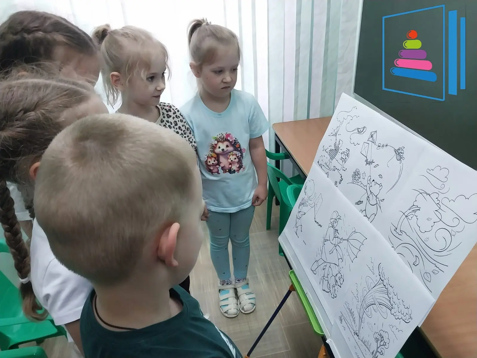 Он к земле деревья клонит,
Он по небу тучи гонит.
Он прозрачен и бесцветен,
Над землёй летает.
Ну, к