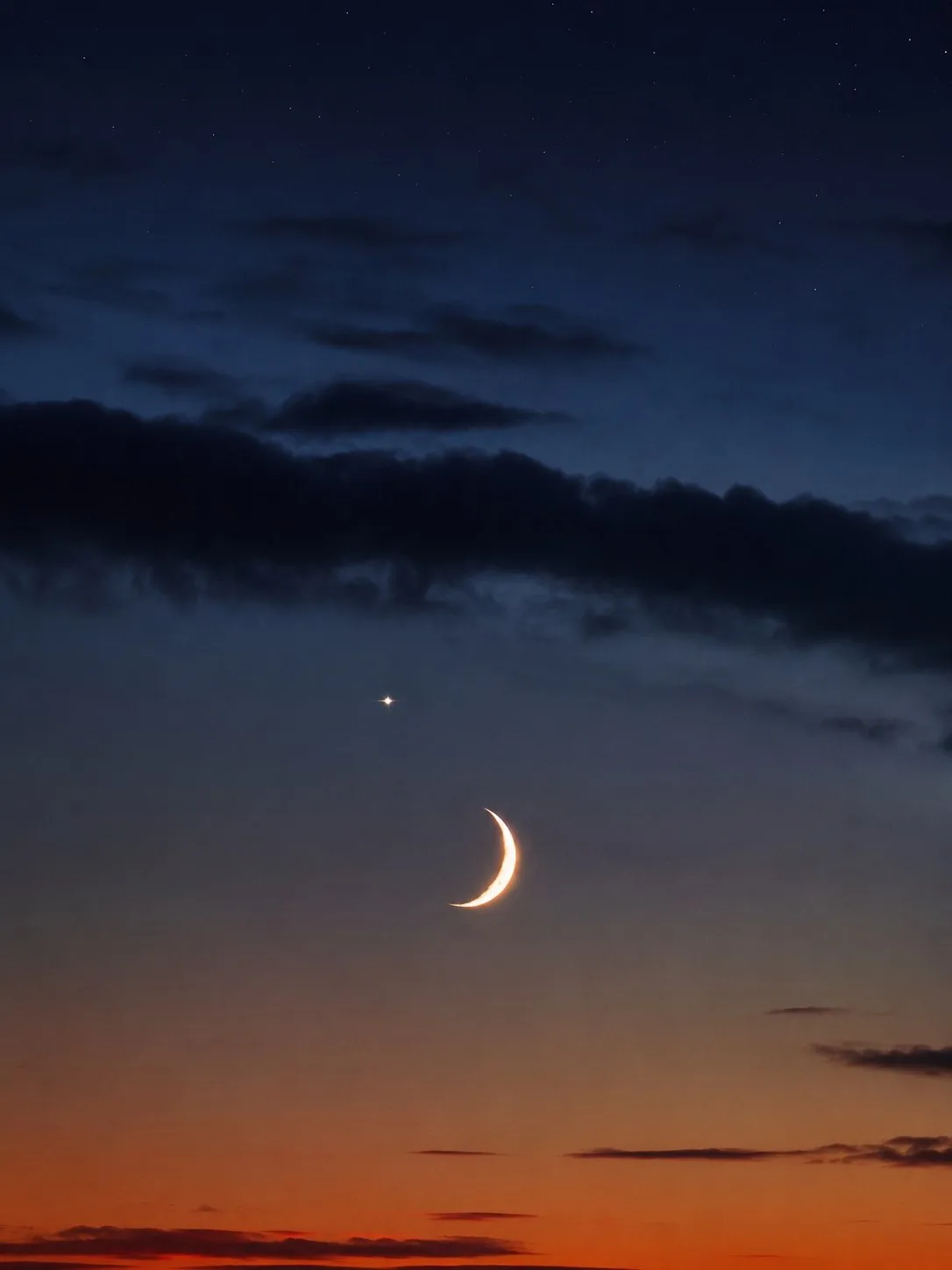 Венера и Луна 🌓 прошлой ночью — какой дуэт!

🌙 «Пепельный свет» Луны можно ловить над Москвой 17–2