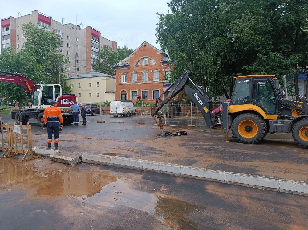 МУП «Водоканал» проводит аварийные работы на наружных сетях холодного водоснабжения на улице Пролета