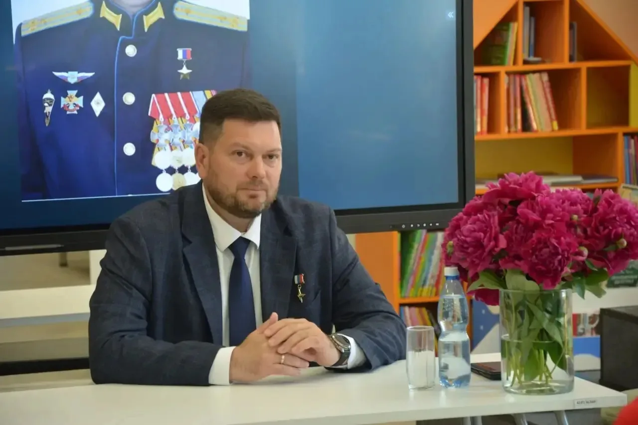 Чын герой белән онытылмаслык очрашу

     Иске Калмаш модельле китапханәсендә Русия Федерациясе Геро