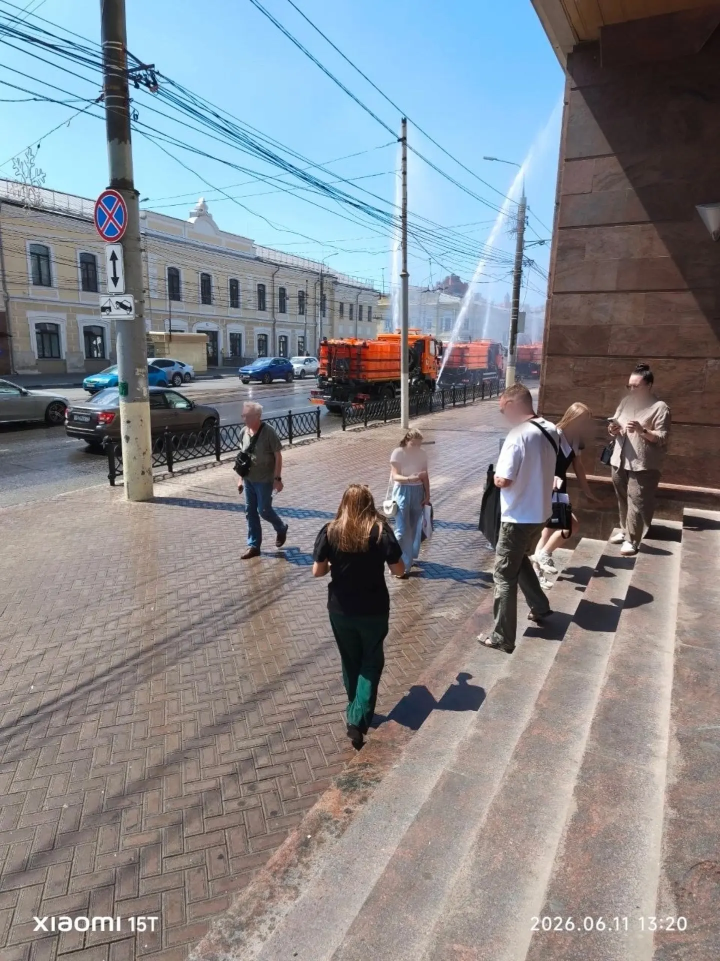 Вот кем надо быть, чтобы обдать народ выходящий из ТЦ и на улице струей воды как из 4 шлангов одновр