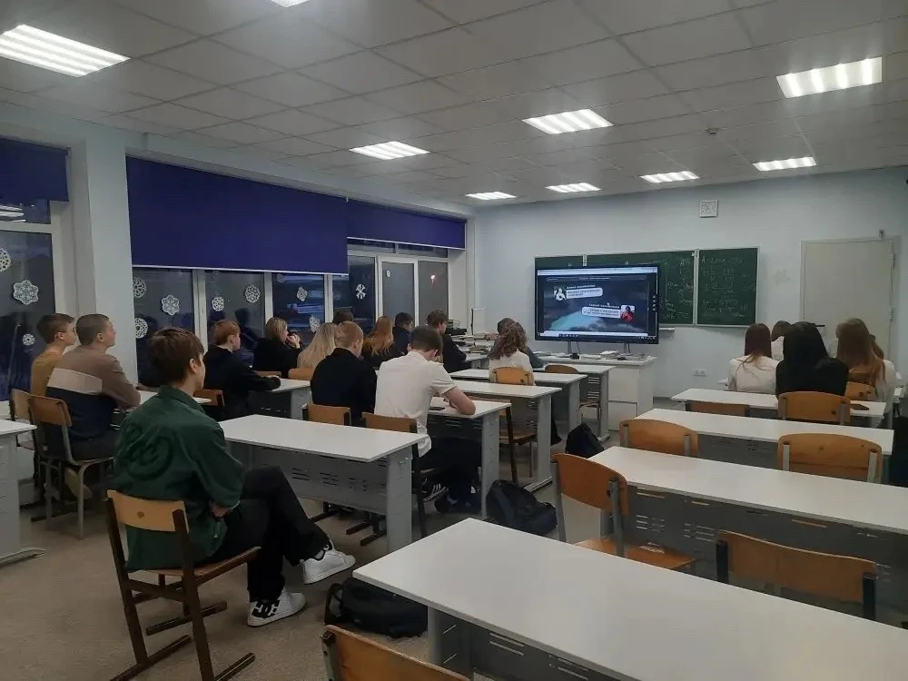🇷🇺Начинаем учебную неделю с выноса Государственного флага Российской Федерации.
👩‍🏫На торжествен