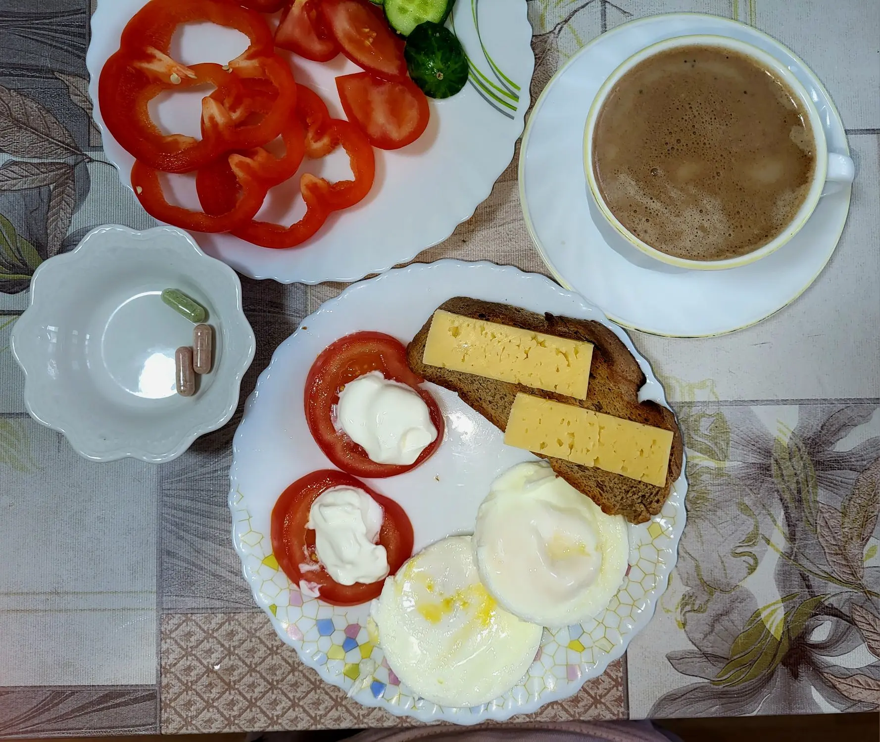 С утра сегодня были танцы😁
Стакан тёплой воды.
Каллоген.
Завтрак.
2 яйца, тост хлеб ржаной, сыр, по