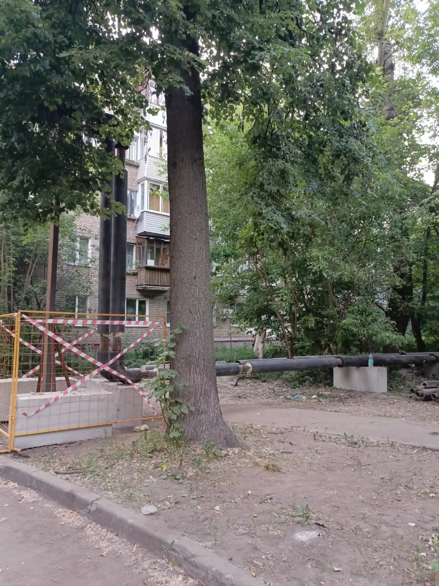 Уважаемые соседи! На Калинина меняют трубы — похоже, на отопление. Но их не закапывают, а просто укл