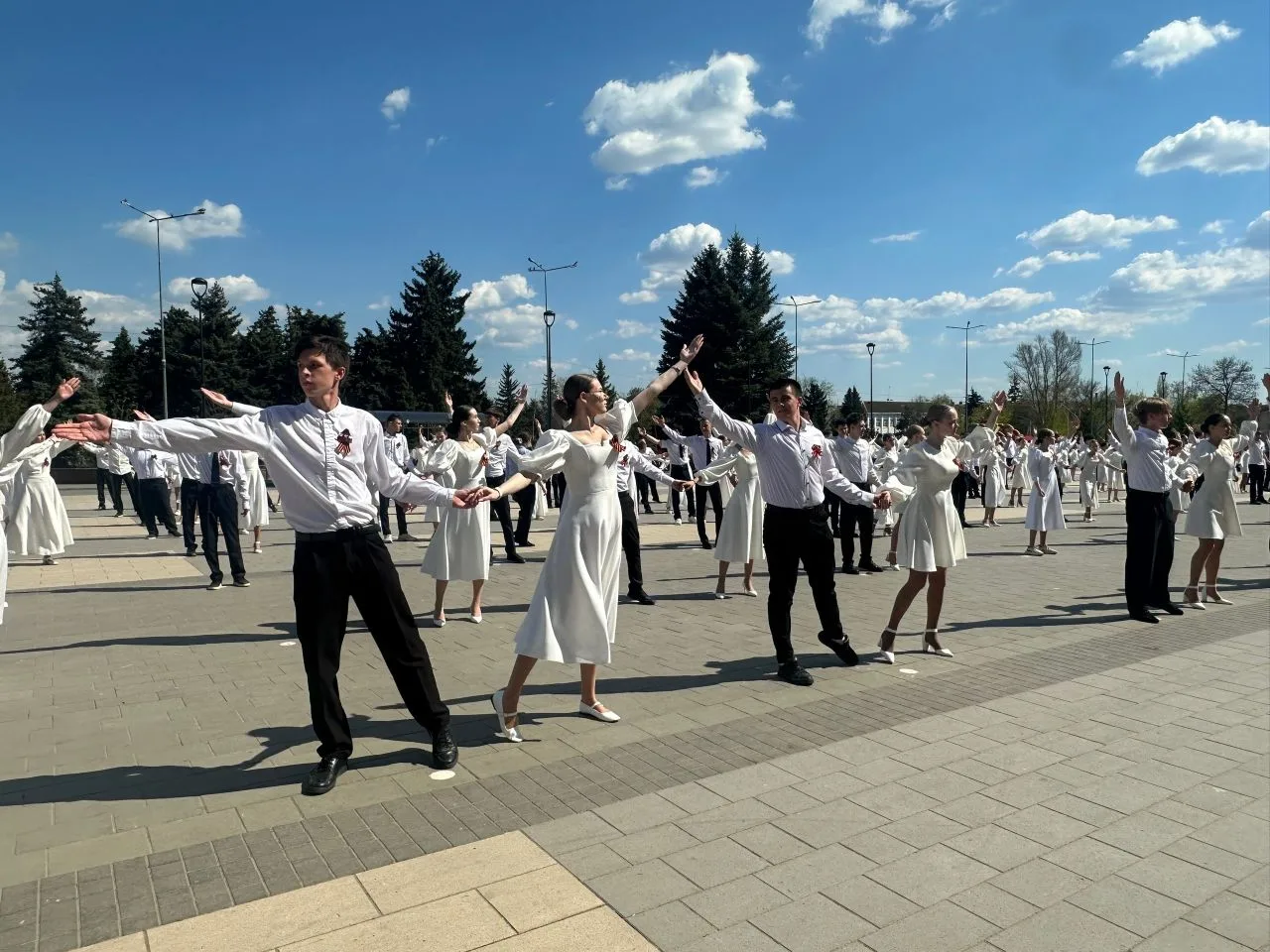 🇷🇺🕊️ «Вальс Победы» в Бугуруслане!

Сегодня городская площадь превратилась в большую танцевальную