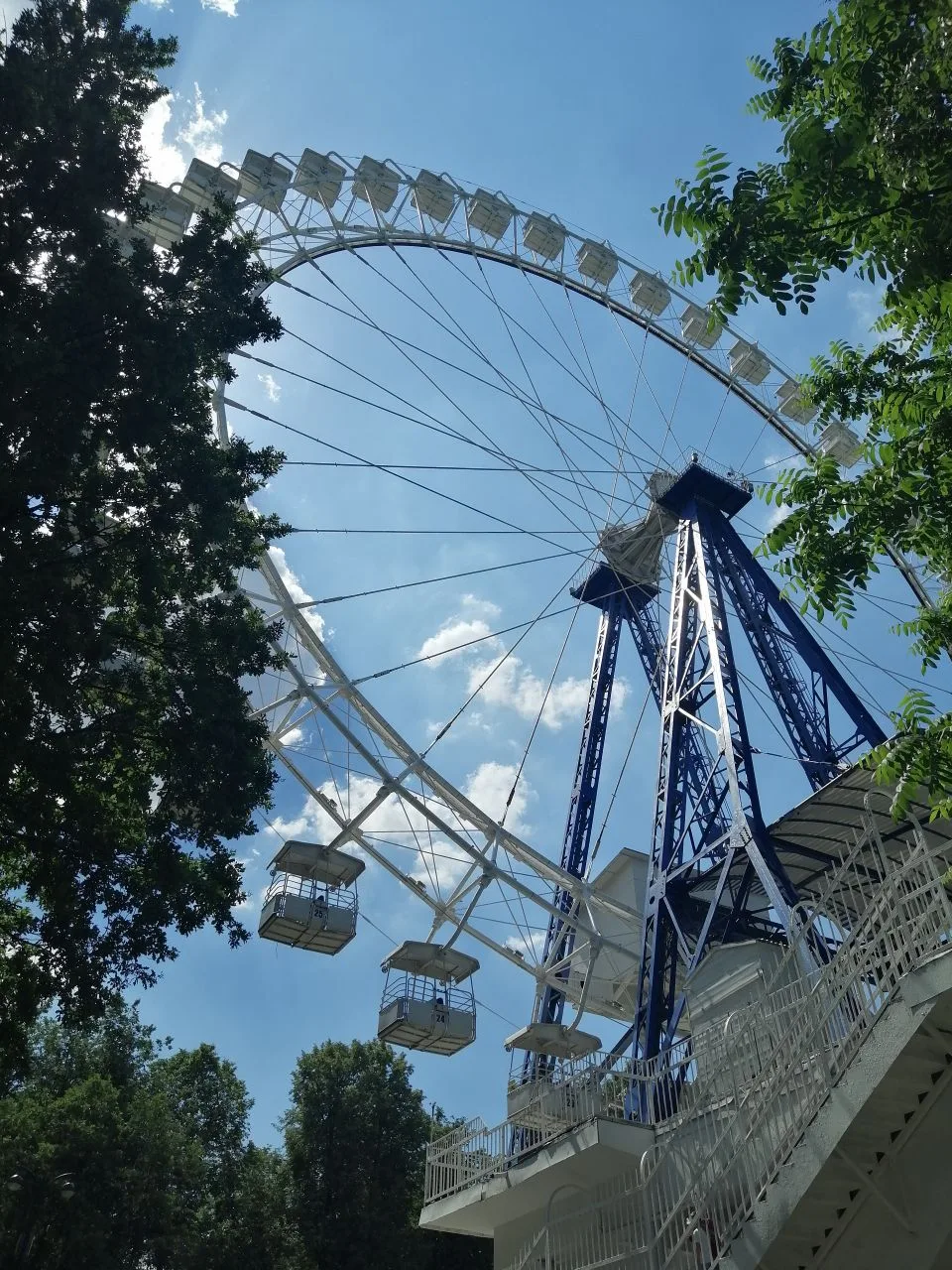🎡⁠ Самое старое колесо обозрения Москвы продолжает работать спустя десятилетия

Колесо обозрения в 
