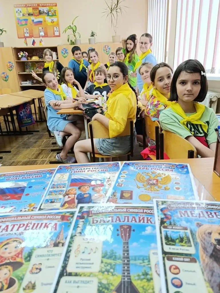 Флаг, гимн, символы России — в «Искорке» сегодня говорили о главном.
Россия в сердце каждого. Знаем,
