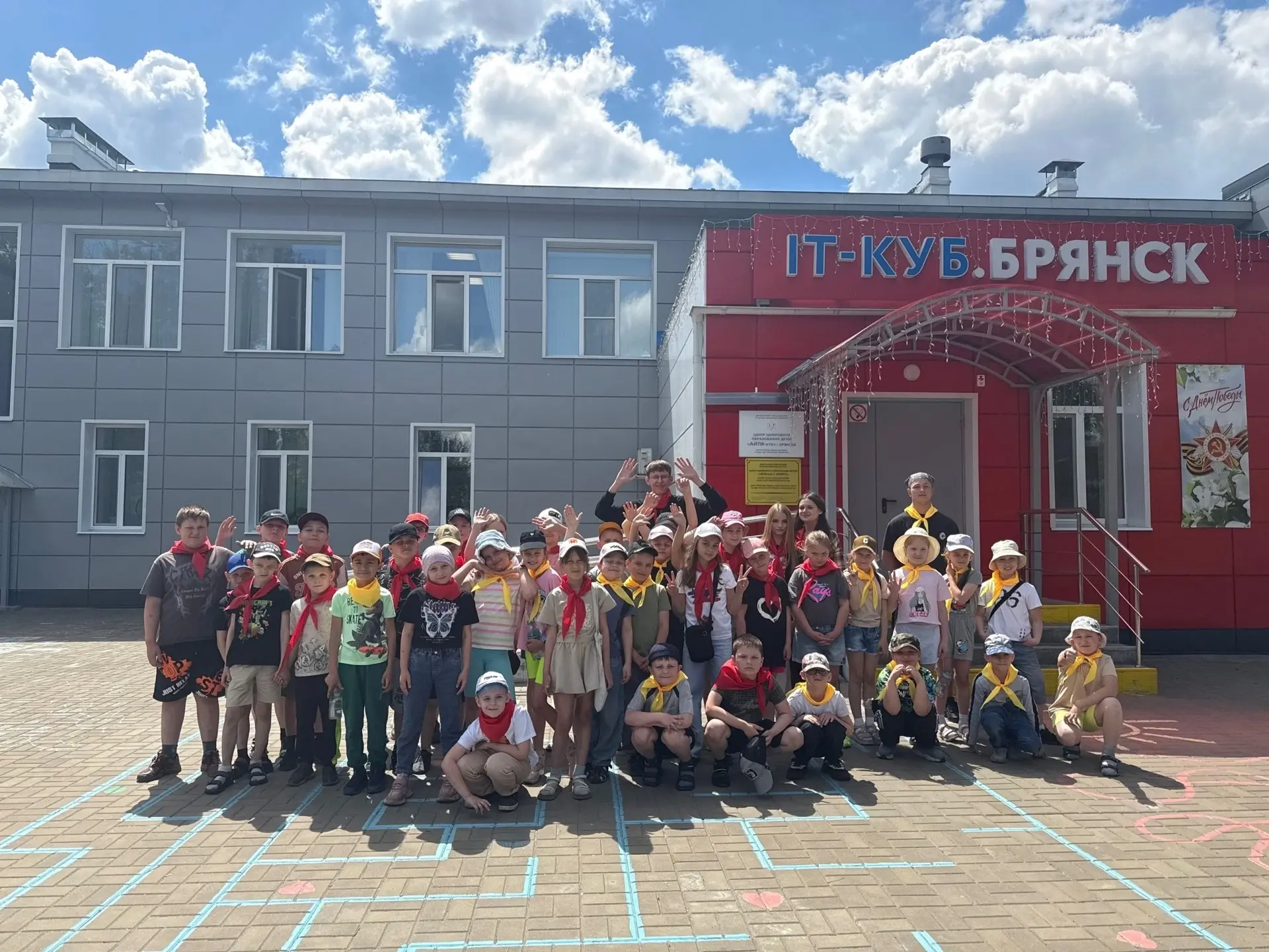 Пятый день в лагере Радуга был не менее насыщенный остальных🔥
☀️Утро началось с веселых игр на свеж