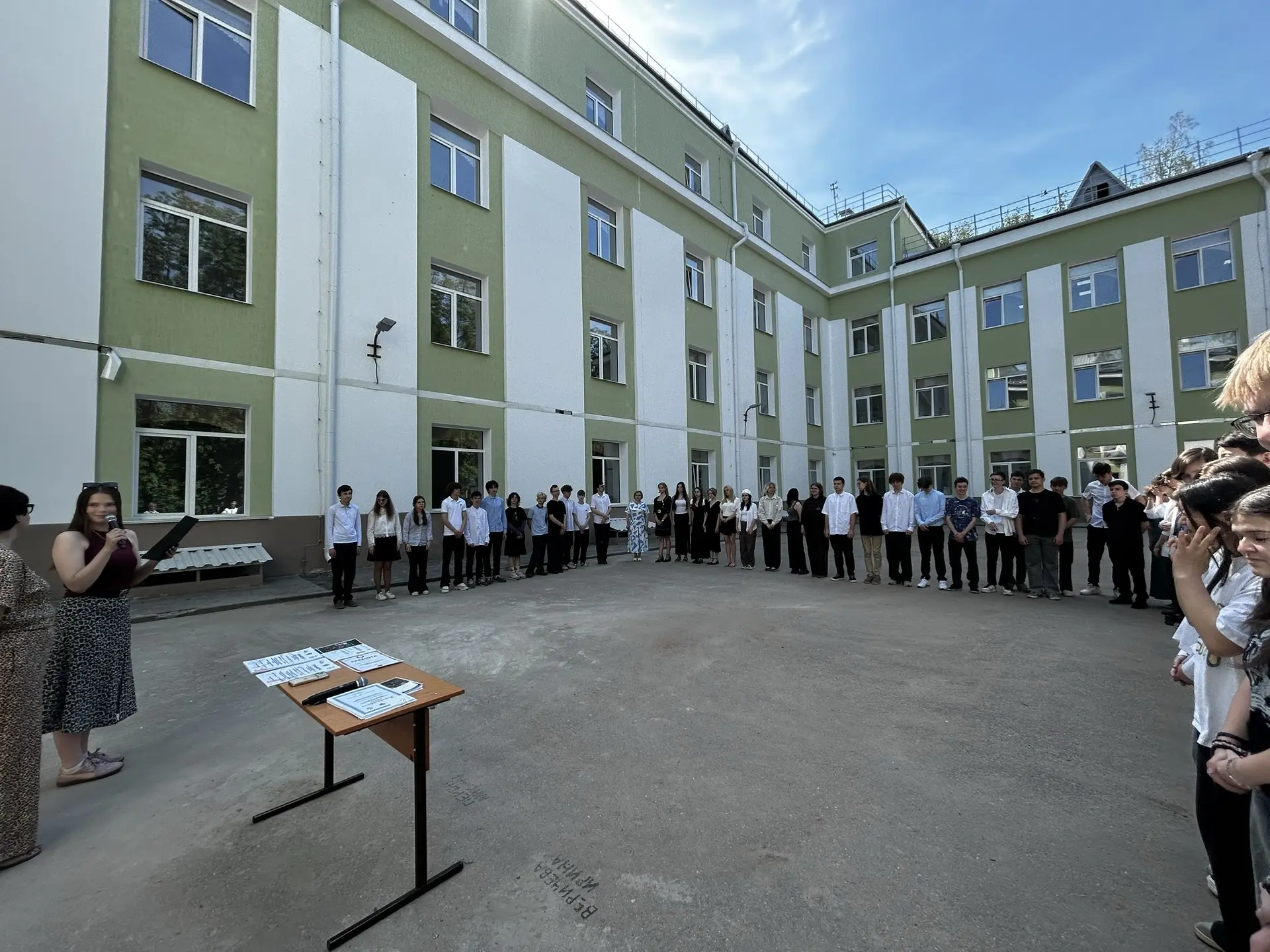 Торжественные линейки, посвященные окончанию учебного года, прошли в нашей школе! ☀️📖

Этот день ст