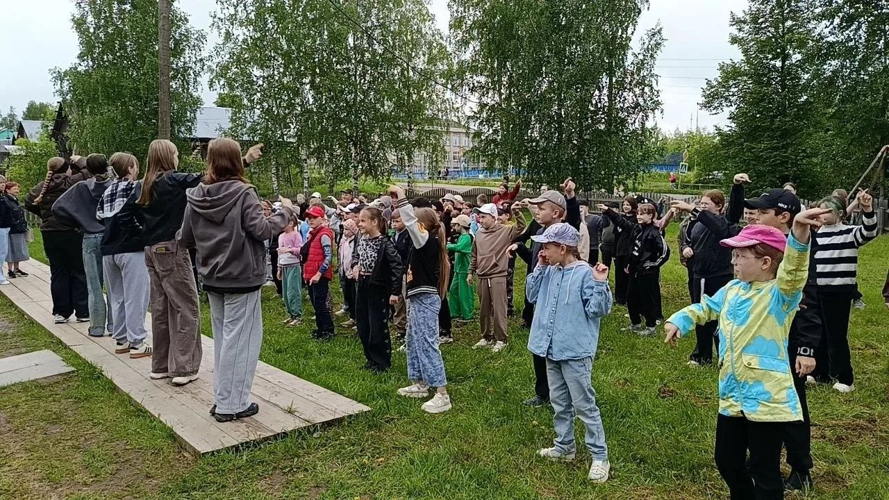 🌈Один день из жизни в школьном лагере.
☀Утром в пришкольном лагере после линейки была проведена зар