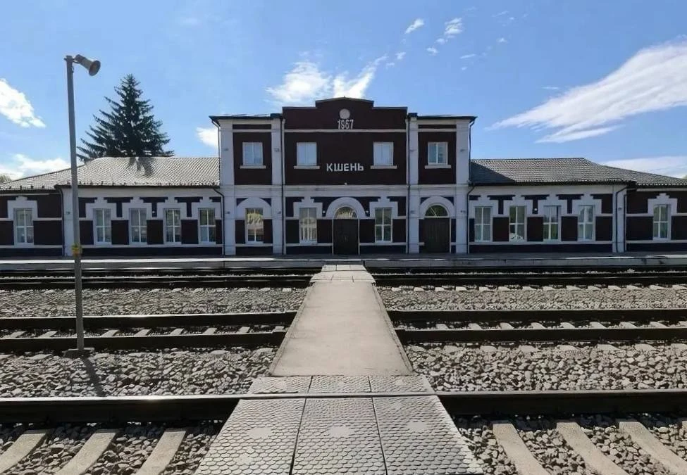 Началось благоустройство привокзальной площади на станции Кшень.

Запланированы замена асфальтового 