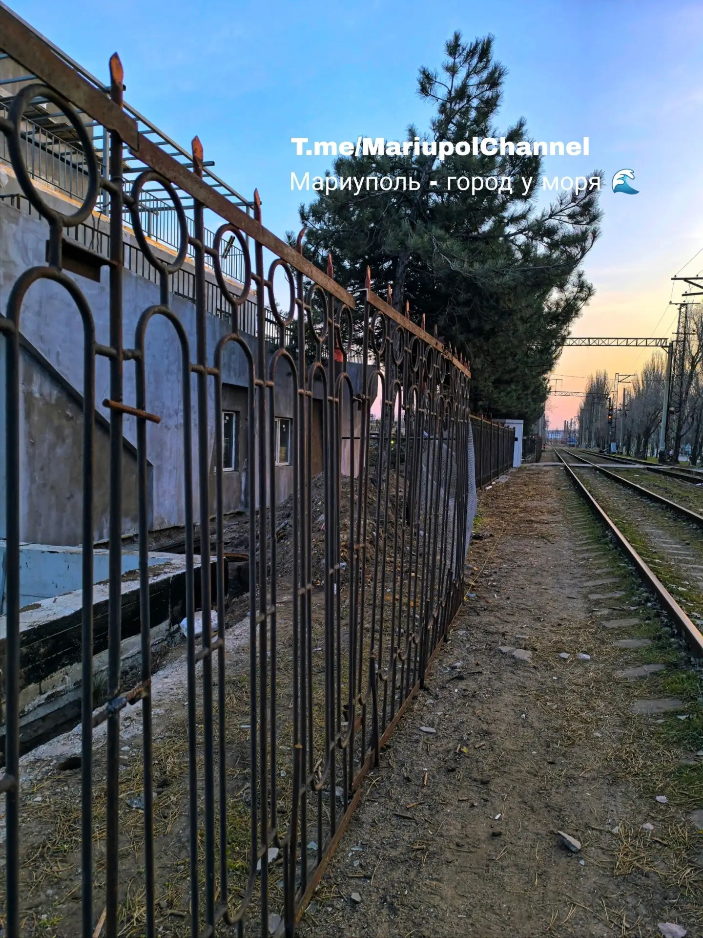 Здесь пишут: ​⚠️ Будьте осторожны, забор между бывшей водной станцией "Маркохим" и ж/д полотном пере